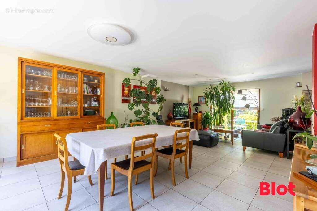 Maison 185 m² à Chevaigne  - photo 2
