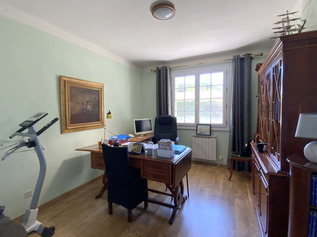 Villa cossue située à Uzès avec terrain de 1400 m2 avec piscine. - photo 13
