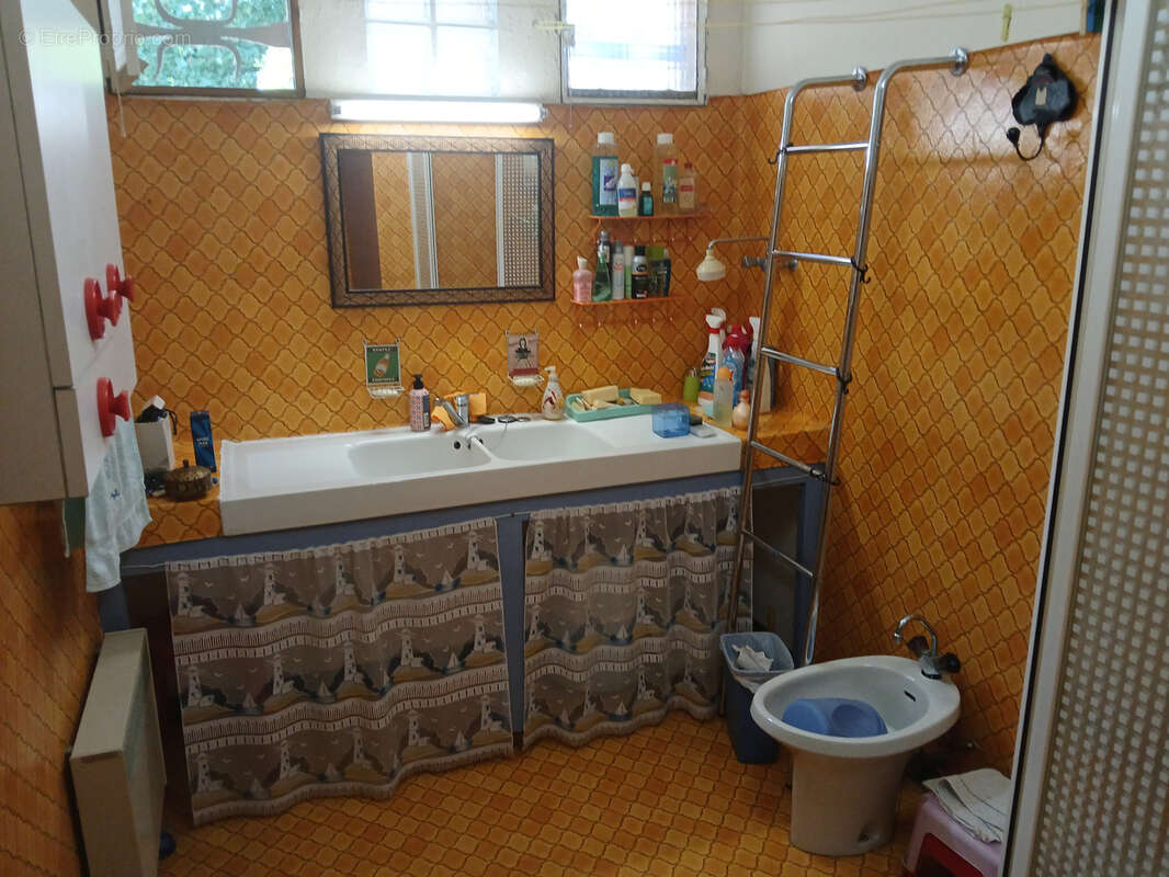 Villa sur 3 faces , 3 niveaux, 5 chambres , 2 bains, jardin , garage et parking. - photo 44