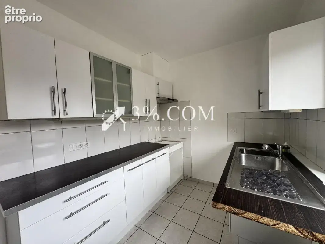 3%COM Grand F4 avec balcon - cour et caves - photo 6