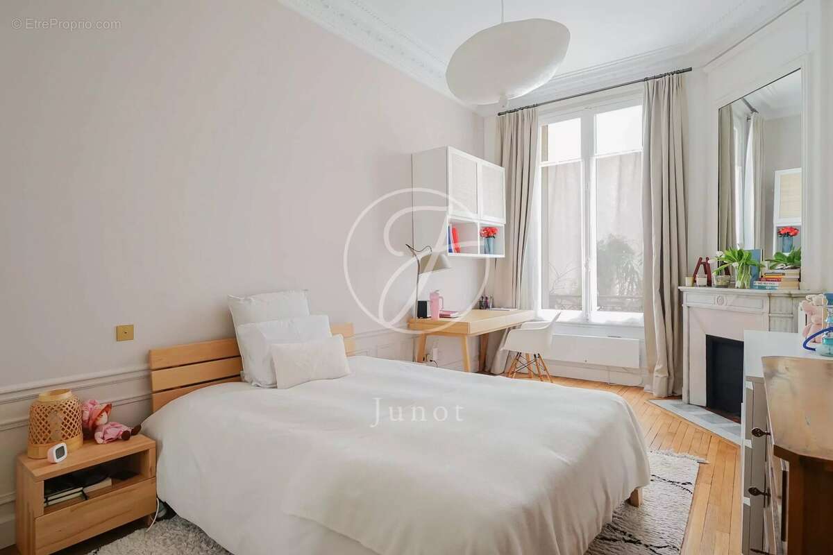 Commerce à PARIS-6E