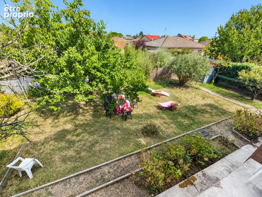 Maison à étage avec combles et jardin autour - photo 4