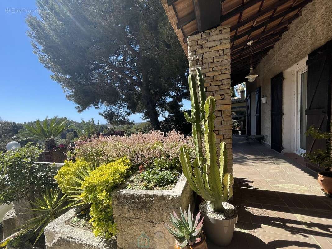 Maison à SAINT-MITRE-LES-REMPARTS