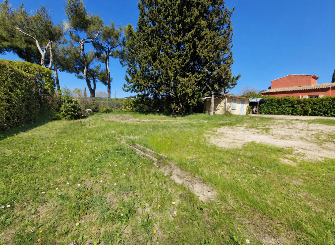 Terrain à SAINT-CANNAT