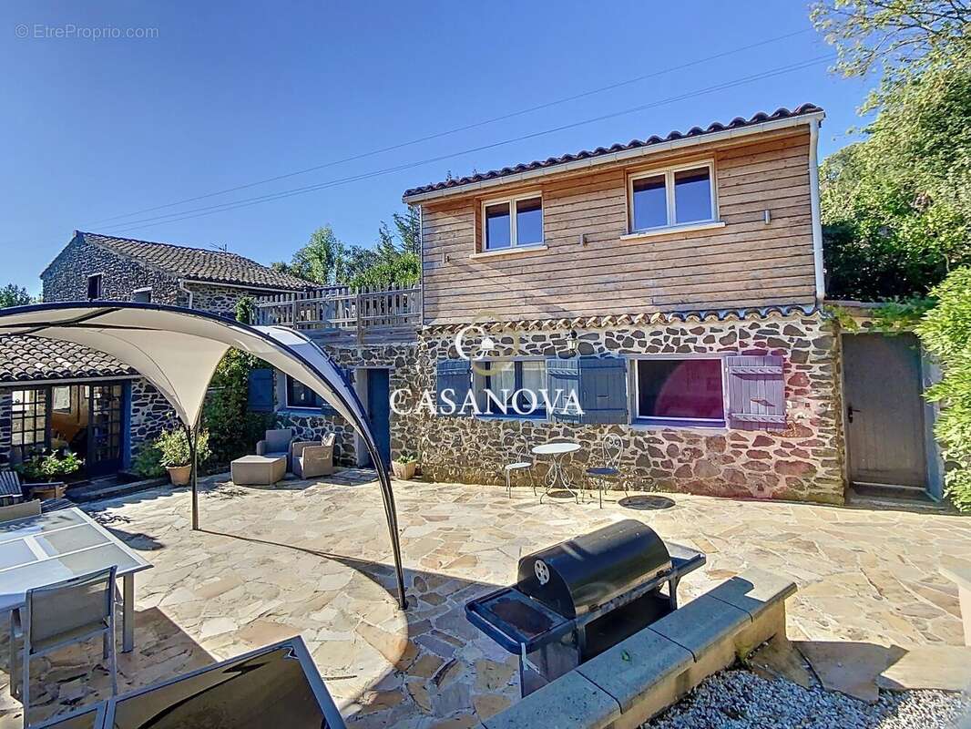 Point de VUE PANORAMIQUE. Bâti de CARACTERE avec piscine et 250 m² habitables et possibilité de projet touristique (chambres d'h - photo 3