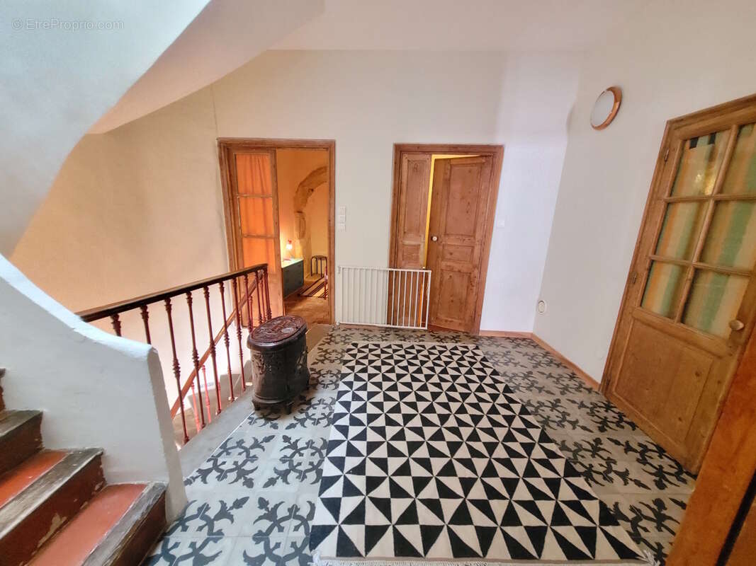 Très belle maison de caractère de 166 m² habitables. - photo 4