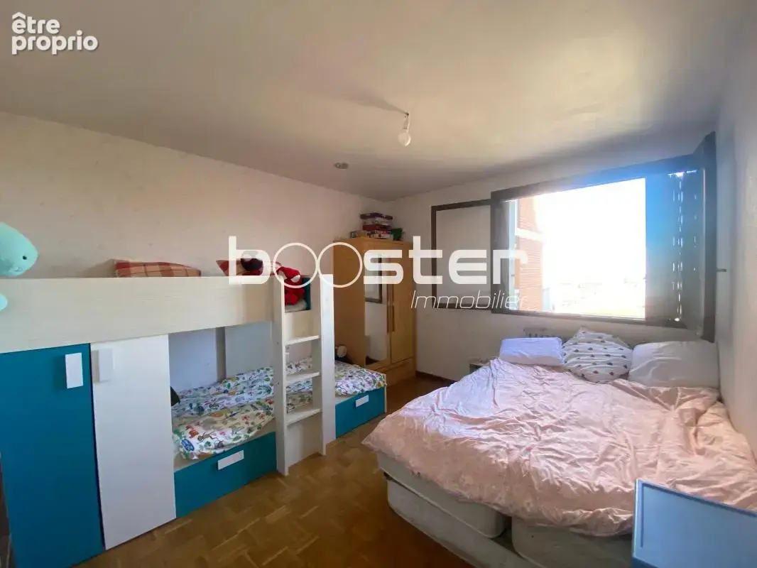 Face aux chalets – Spacieux T4 traversant de 93m² avec parking, cave et loggia - photo 3