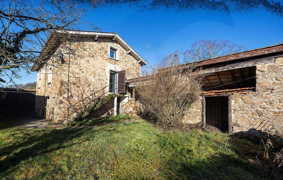 Corps de ferme sur 990 m² de terrain - photo 2