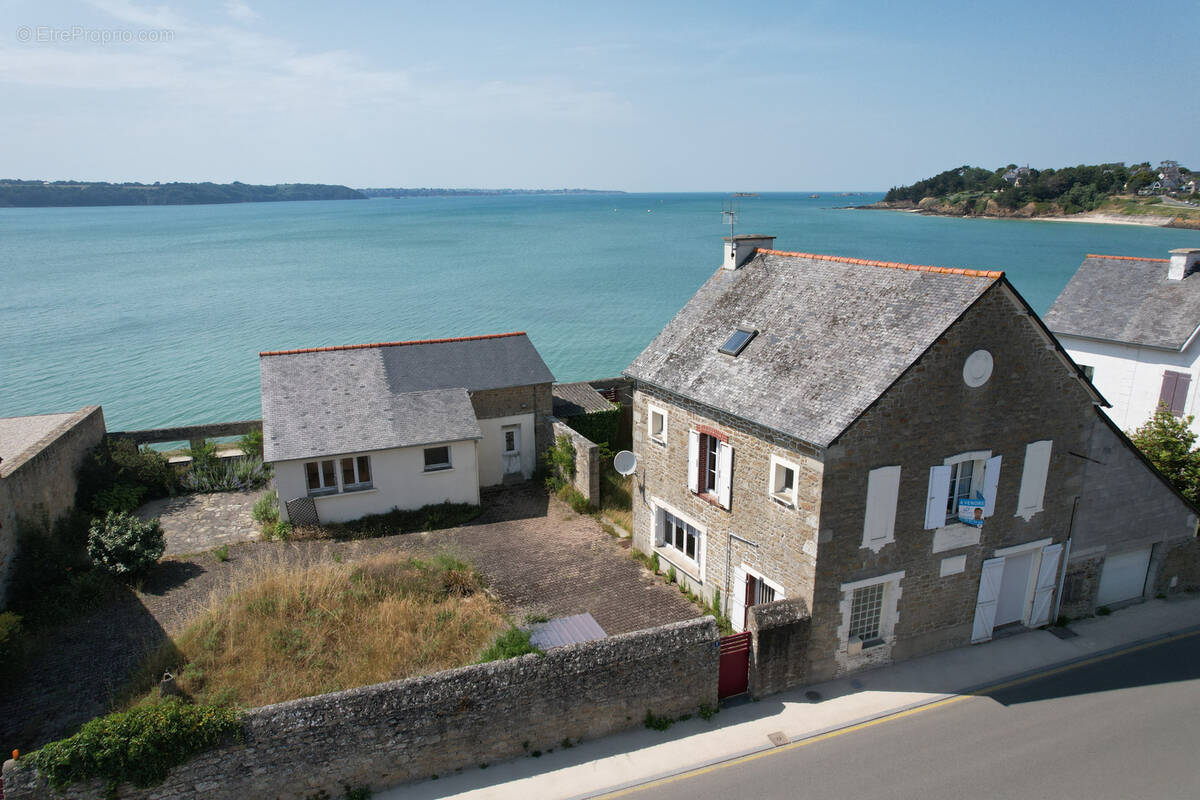 Maison à SAINT-JACUT-DE-LA-MER