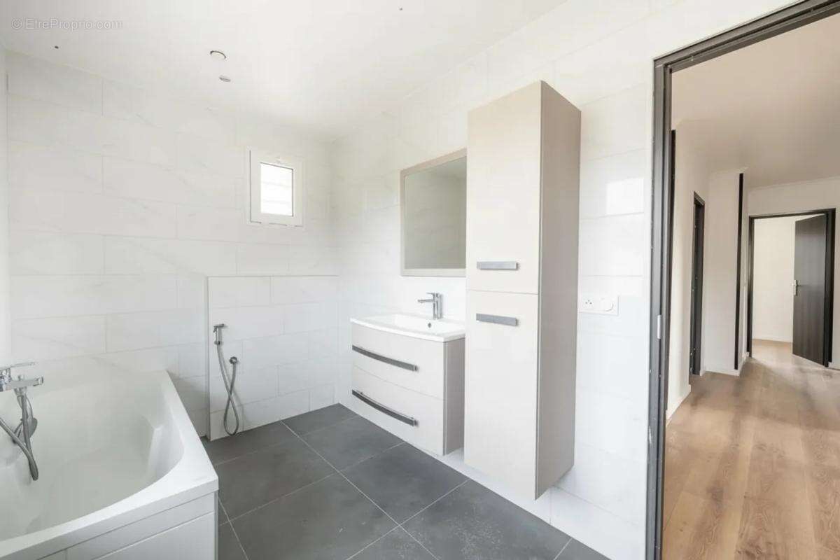 Maison à MAURECOURT