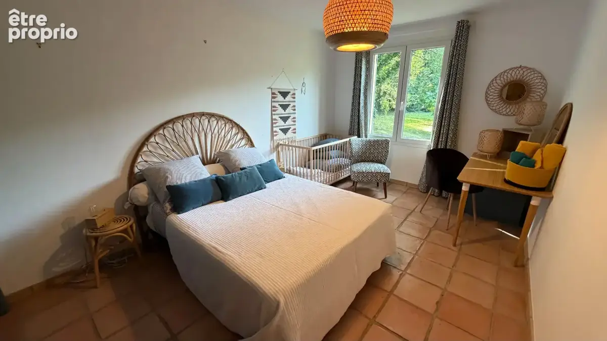Villa avec piscine sur 2700 m² de jardin, clos, arboré et paysagé. - photo 12