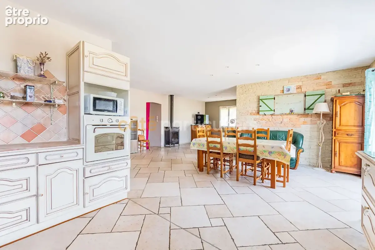Venansault -- centre bourg -- maison -- 3 chambres -- 1 bureau -- 103 m2 -- jardin -- garage -- dependances - photo 4