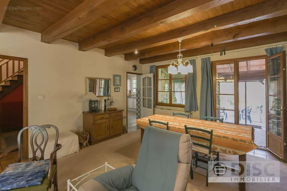 Maison de plain-pied avec grand jardin et garage. - photo 6