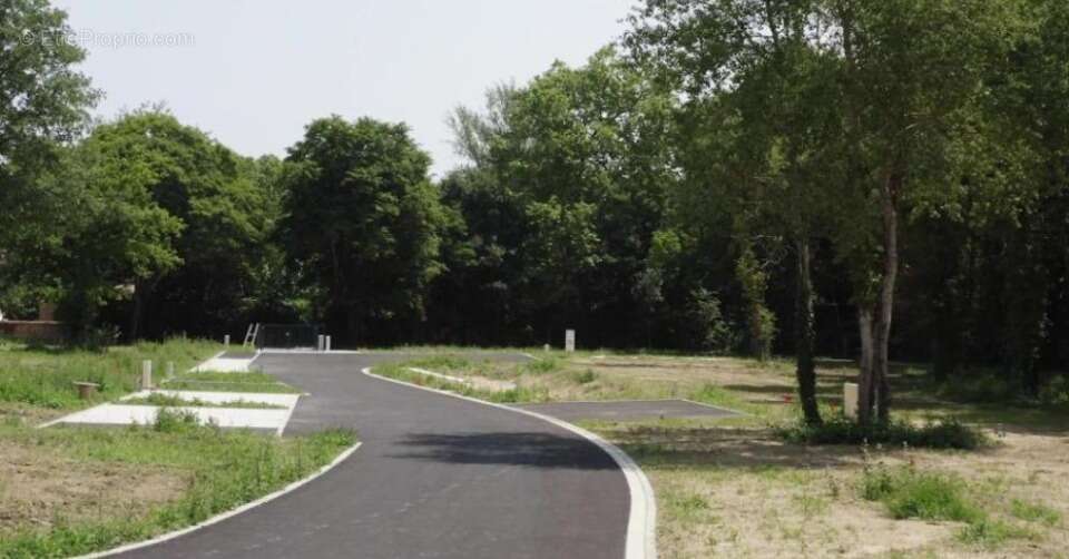 Terrain à SAINT-CLAR-DE-RIVIERE