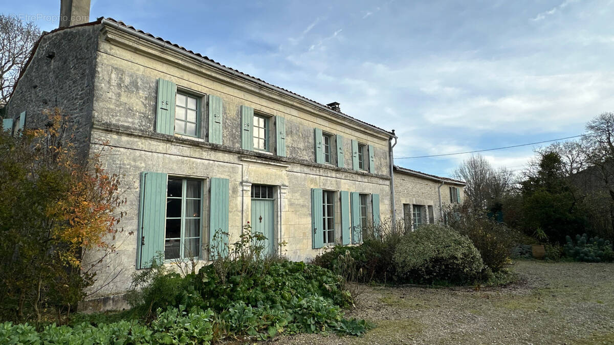 Maison à BLANZAC-LES-MATHA