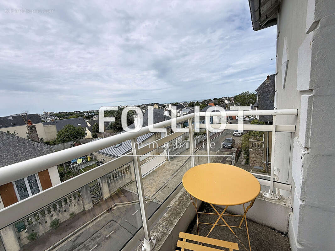Appartement à DONVILLE-LES-BAINS