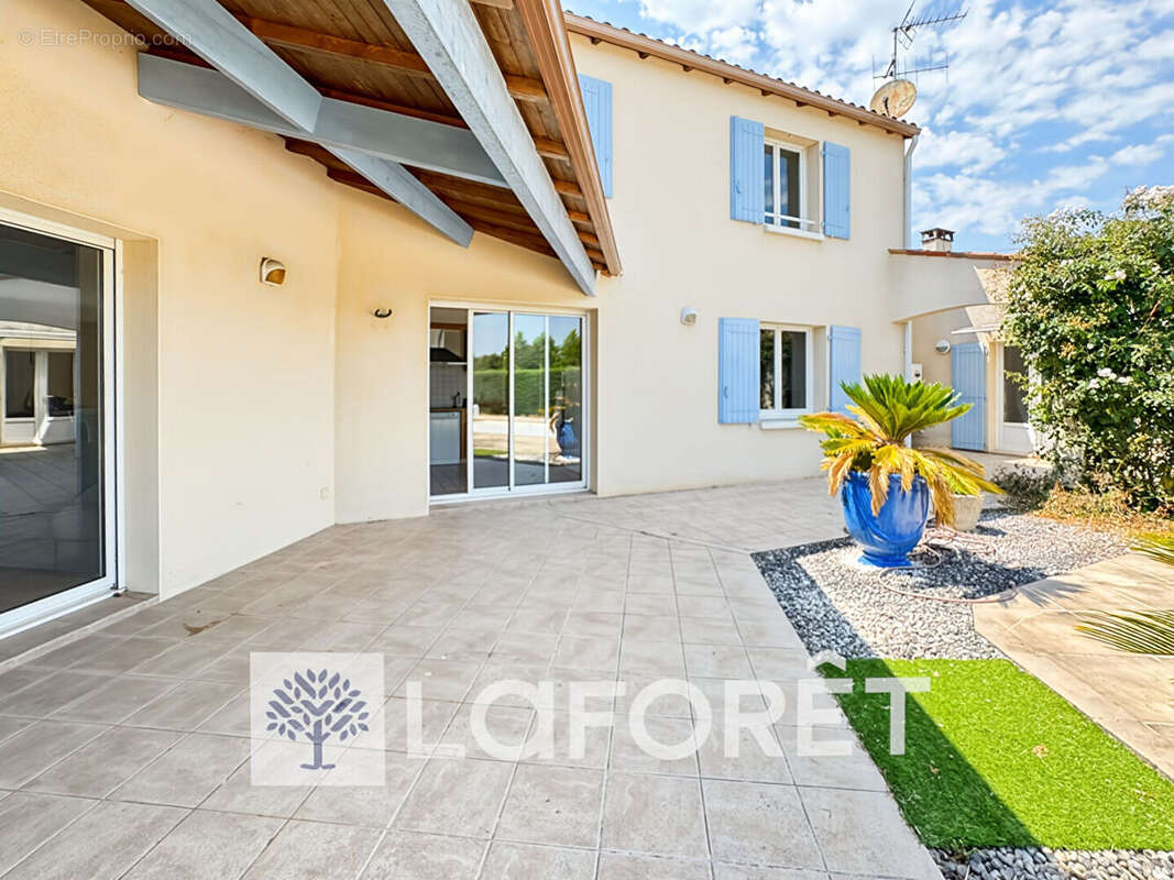 À vendre, maison contemporaine 4 pièce(s) 157 m2 avec un double-garage et piscine située entre GEMOZAC (17260) et SAINTES (17100 - photo 2