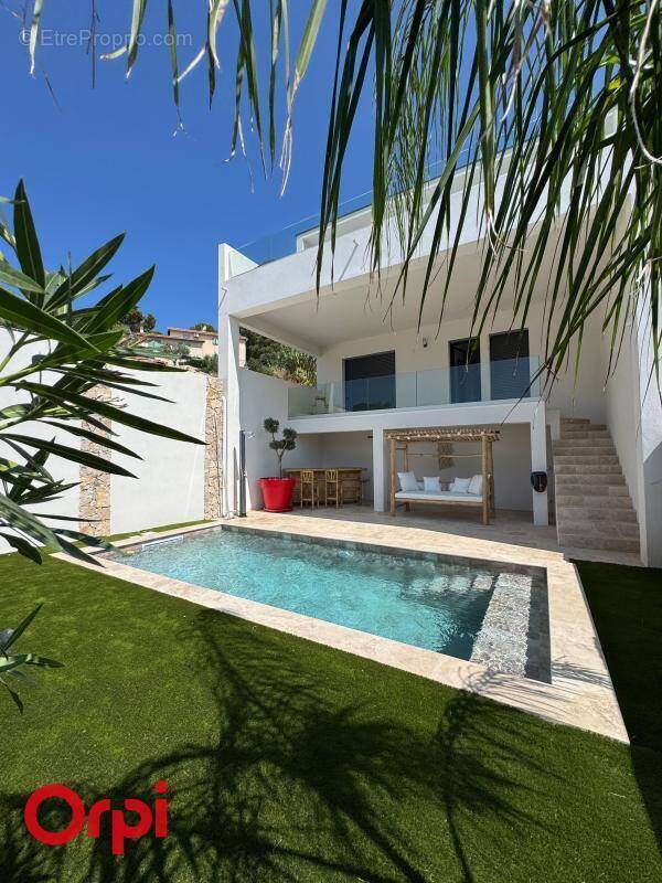 Maison à CEYRESTE