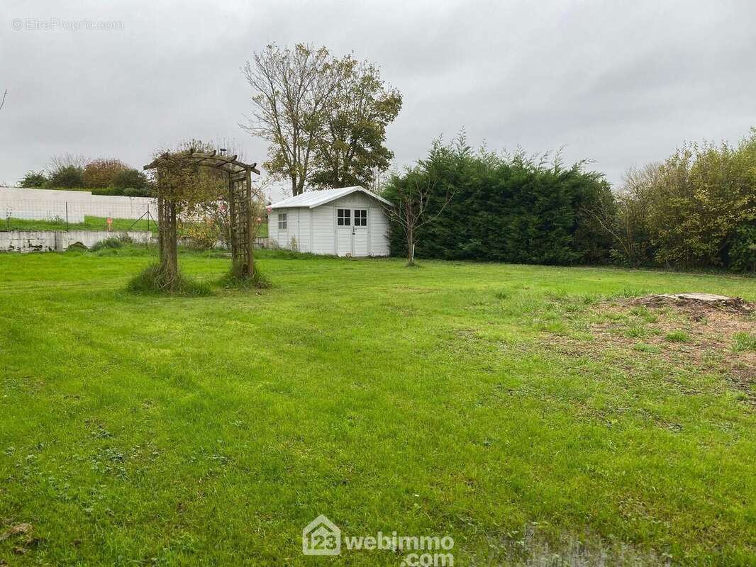 Terrain en seconde ligne, allée d'accès de 109m² - Terrain à TALMONT-SAINT-HILAIRE