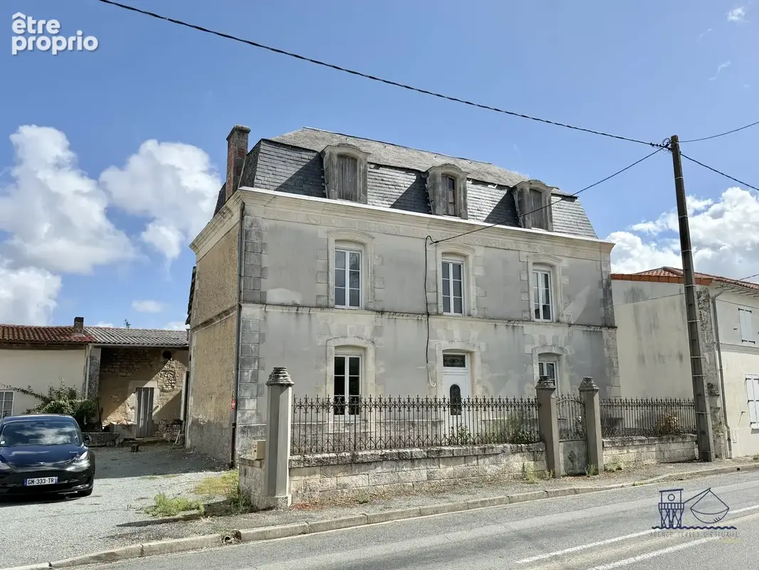 Maison à BRIE-SOUS-MORTAGNE