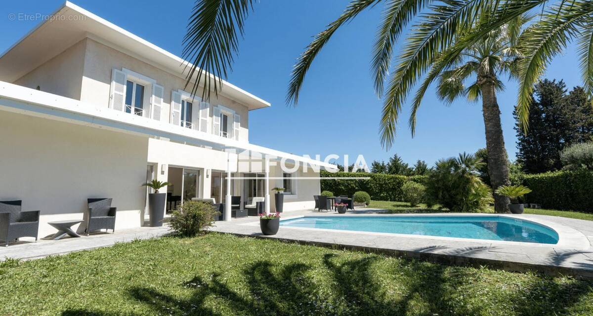 Maison à CHATEAUNEUF-GRASSE