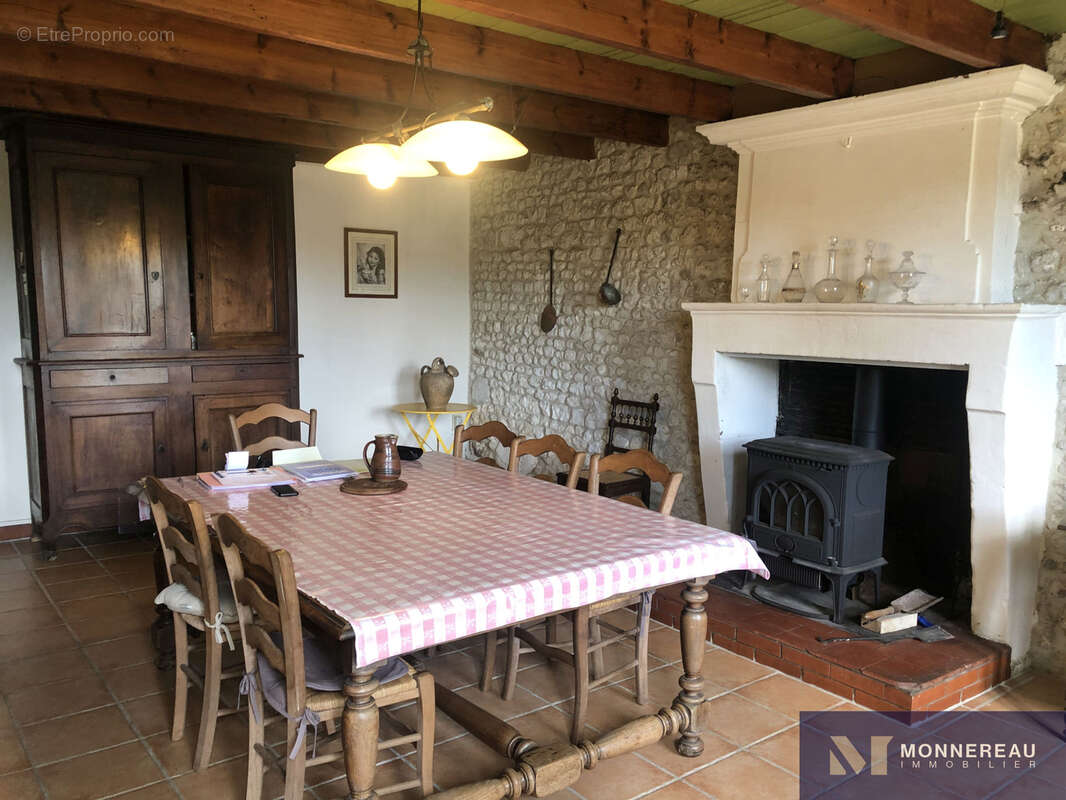 Maison à BARBEZIEUX-SAINT-HILAIRE