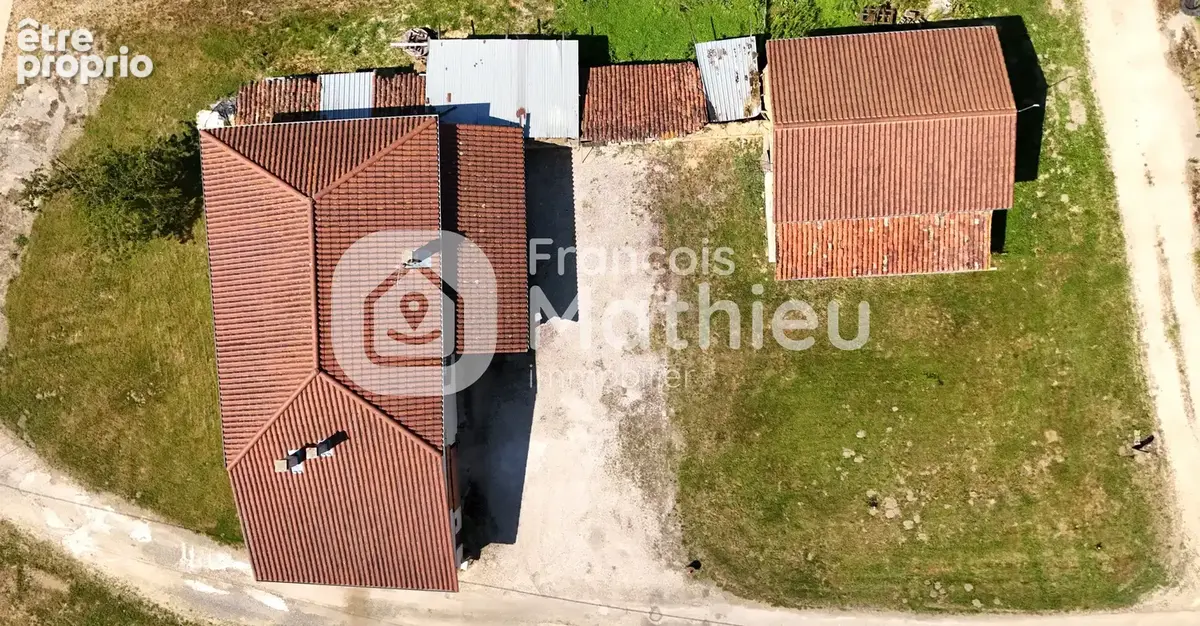 Châtillon-sur-Chalaronne - Maison avec dépendances à rénover sur 1 379 m2 de terrain - photo 4