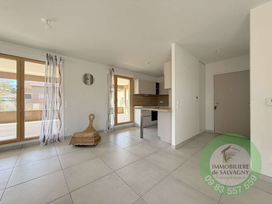Appartement à LA TOUR-DE-SALVAGNY