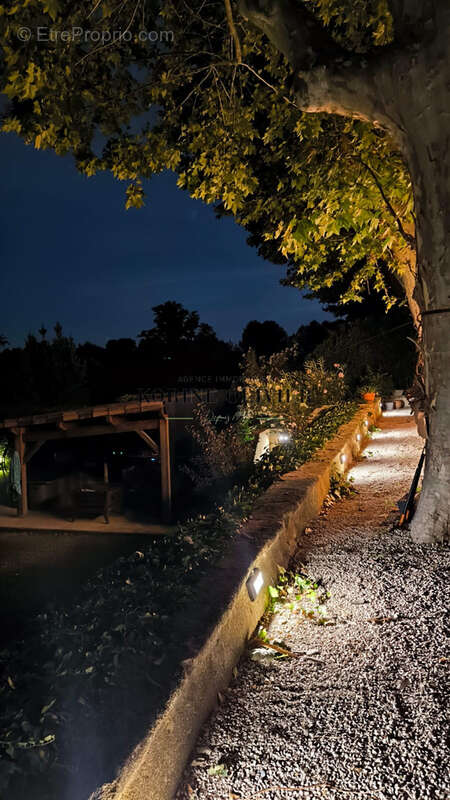 Aix-en-Provence : Maison de Maitre mitoyenne de 185 m2 avec piscine sur Parc d’environ 4200 m2. - photo 12