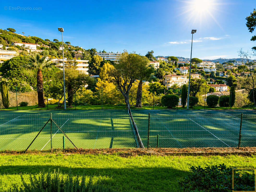 Vue mer pour ce 3 pièces avec terrasse et parking. Idéal investissement locatif à Cannes. - photo 11