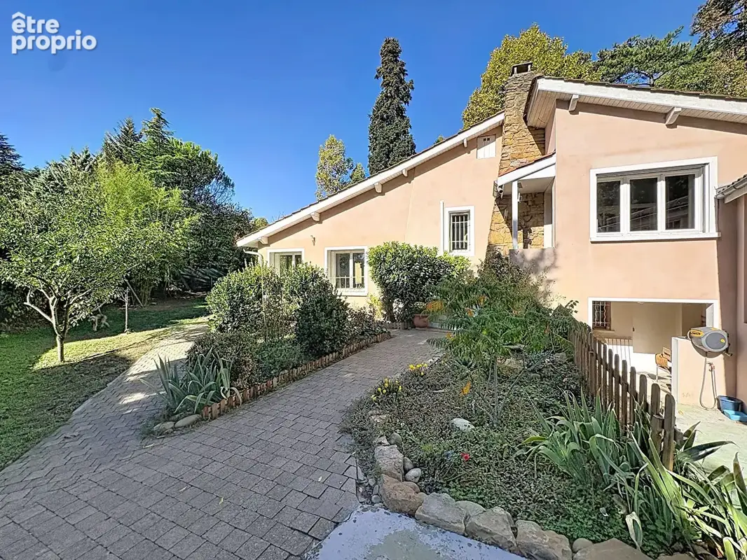 Maison caluire vassieux 157 m² 4 chambres 883 m² de terrrain. - photo 3