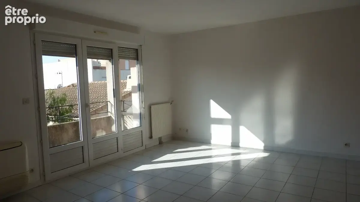 NIMES-QUARTIER DES AMOUREUX. Dans résidence sécurisée, P3 de 70 m2 avec stationnement. - photo 7