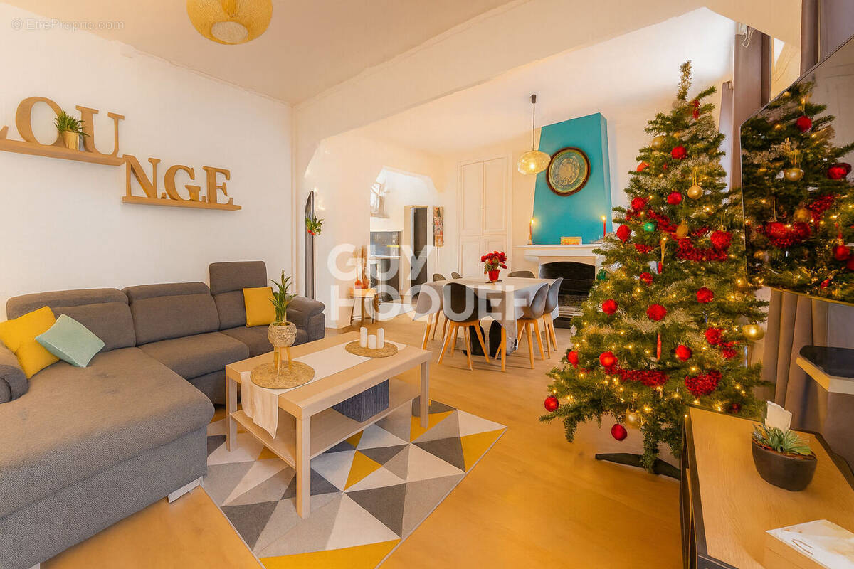 Maison à SAINT-ANTOINE-DU-ROCHER