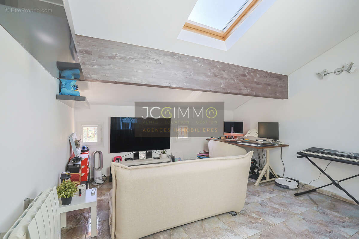 Appartement à SOLLIES-TOUCAS