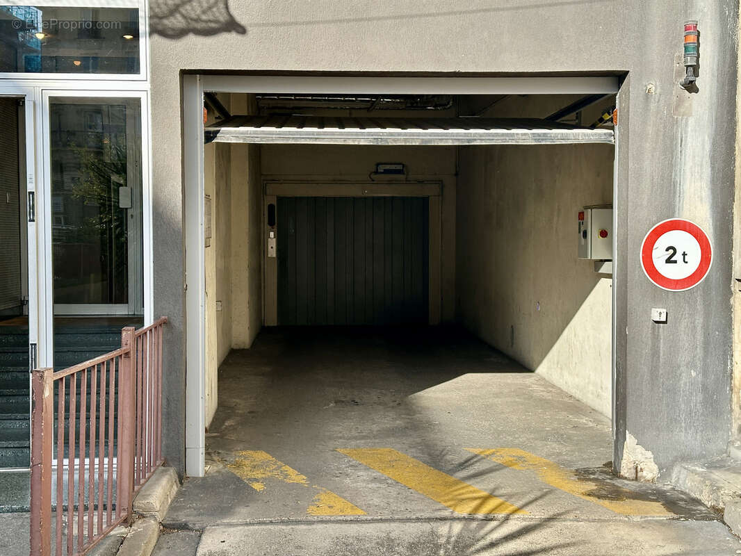 Parking à PARIS-18E