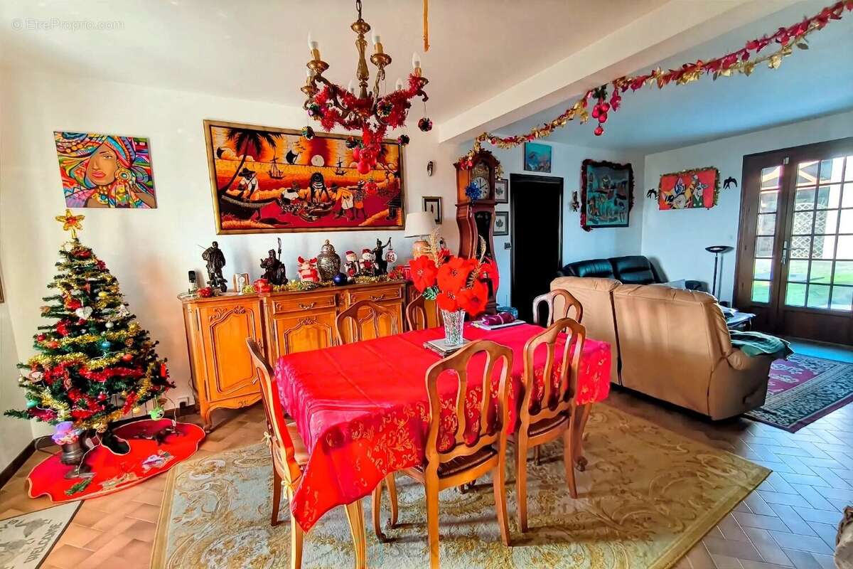 Maison à CREYSSE