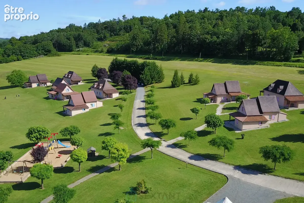 Somptueux domaine de 27 hectares dédié à l'événementiel, offrant un bâti immobilier d'environ 1800m² avec piscines et 5 étangs a - photo 5