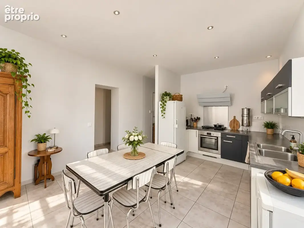 Appartement Centre-village de MACLAS - 87 m2 habitables - 2 chambres - Terrasse - Cave et stationnement privat - photo 3