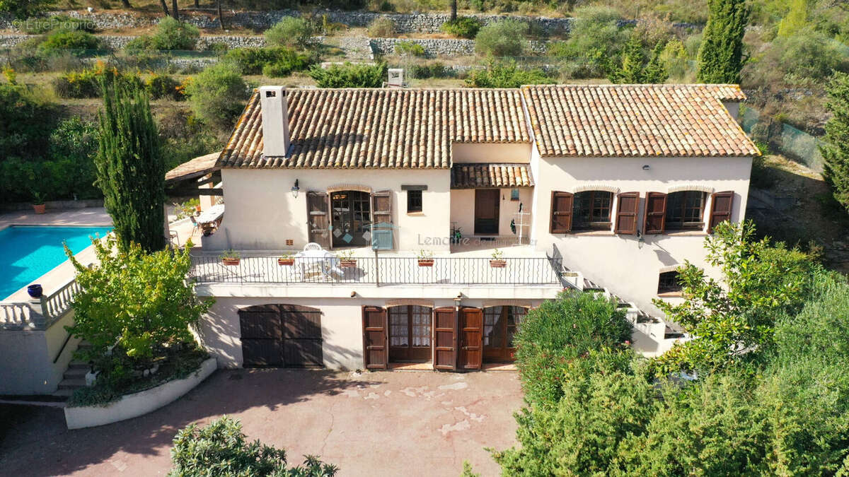 Maison de 176 m² avec piscine et terrain de 2509 m² - photo 2
