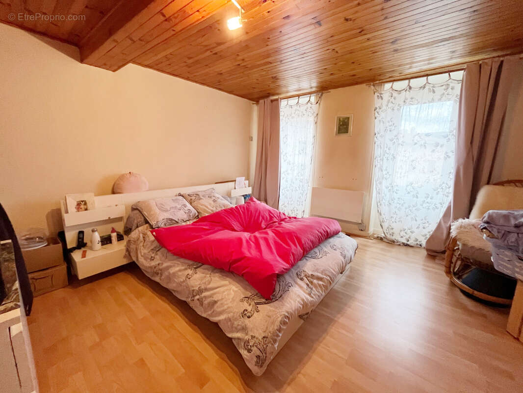 Maison à SAINT-CYR-DE-VALORGES