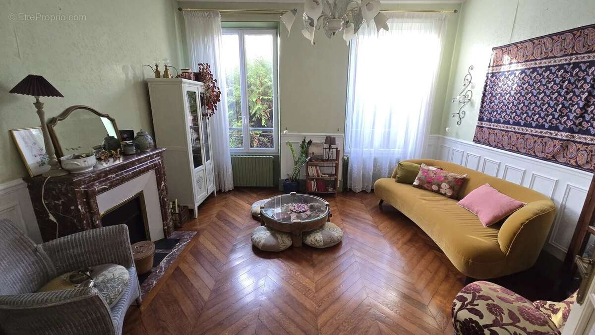 Maison à VENEUX-LES-SABLONS