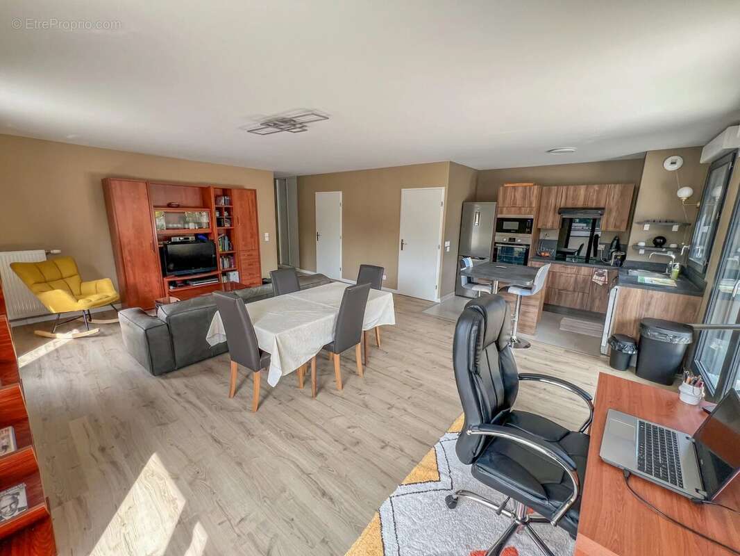 Appartement à LE MESNIL-SAINT-DENIS