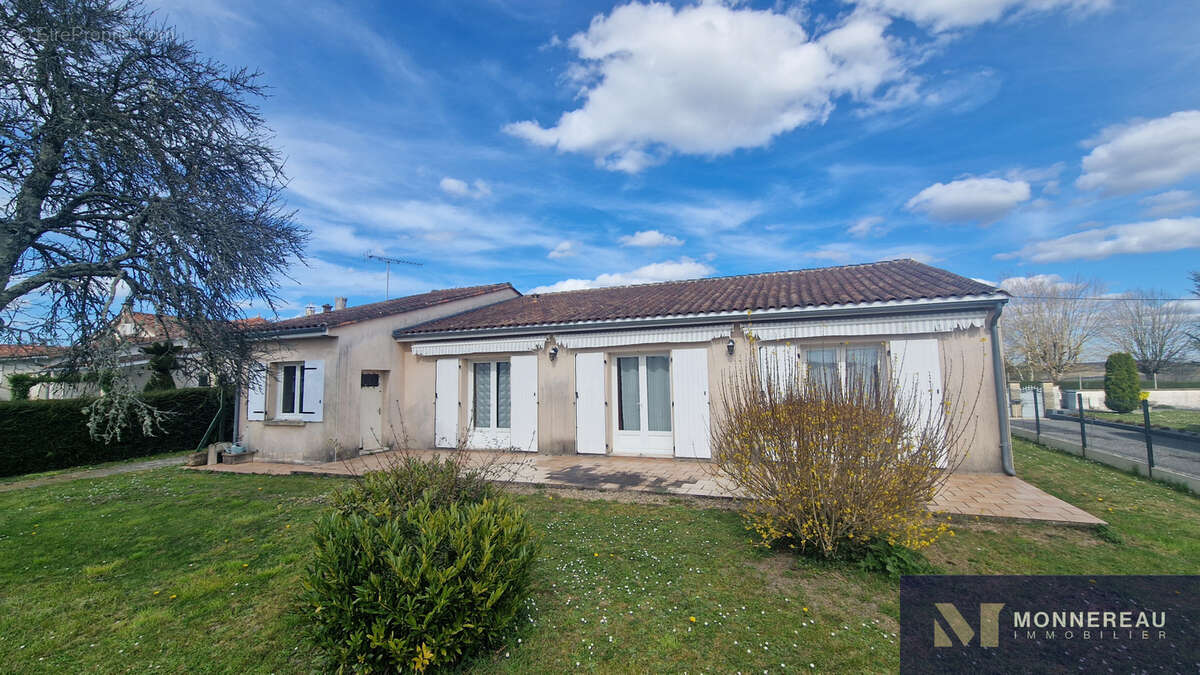 Maison à MONTMOREAU-SAINT-CYBARD