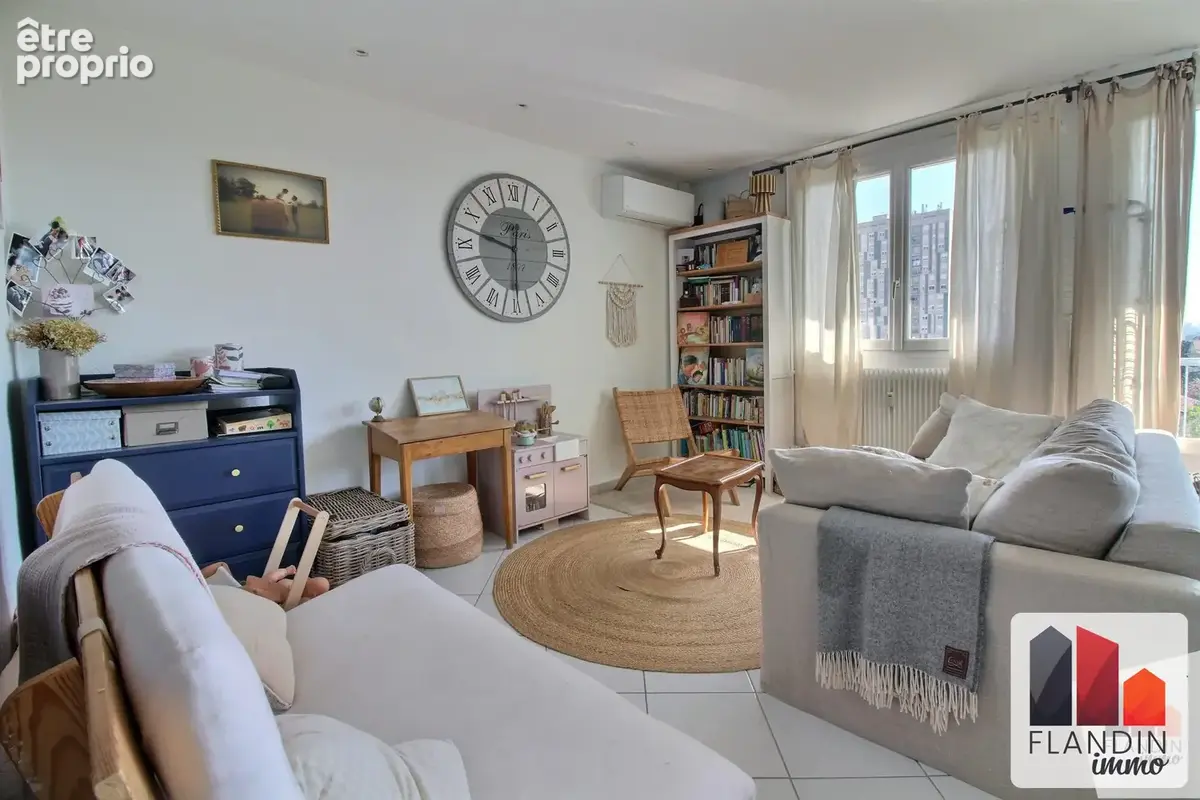 Photo Appartement à Saint-Genis-Laval au prix de 175 000€