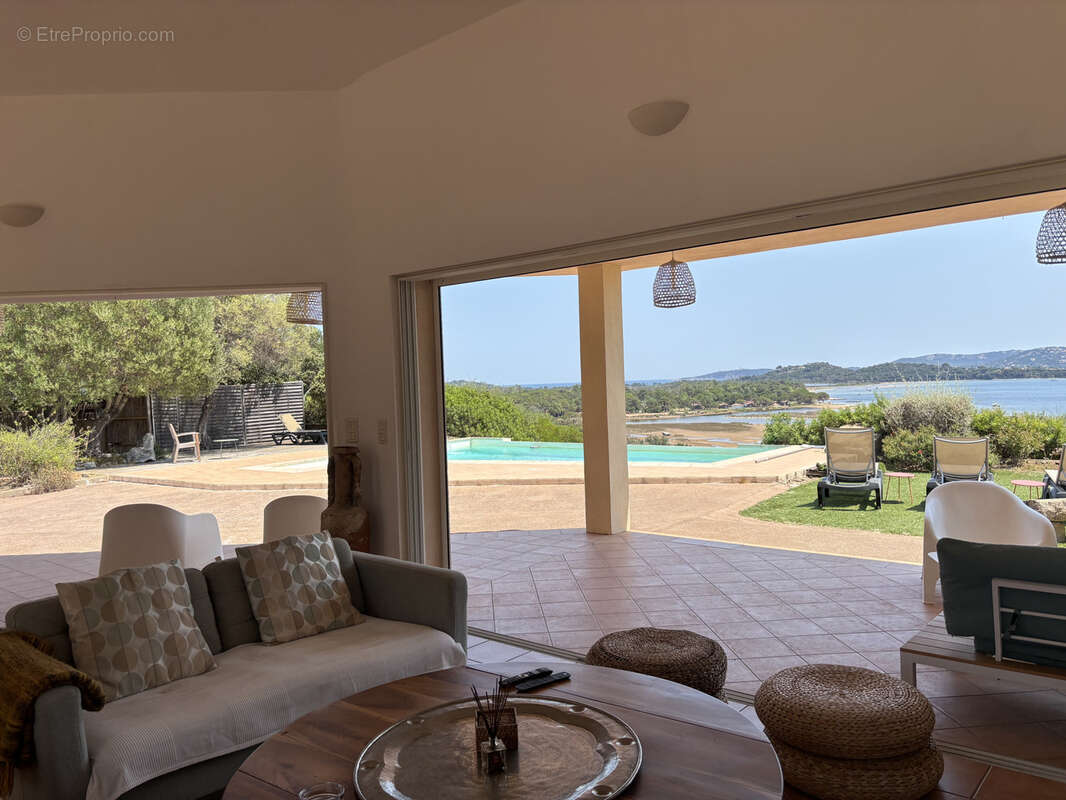 Villa de 176m2  sur 2 niveaux avec piscine et vue panoramique sur la mer et le golfe de Porto Vecchio - photo 7
