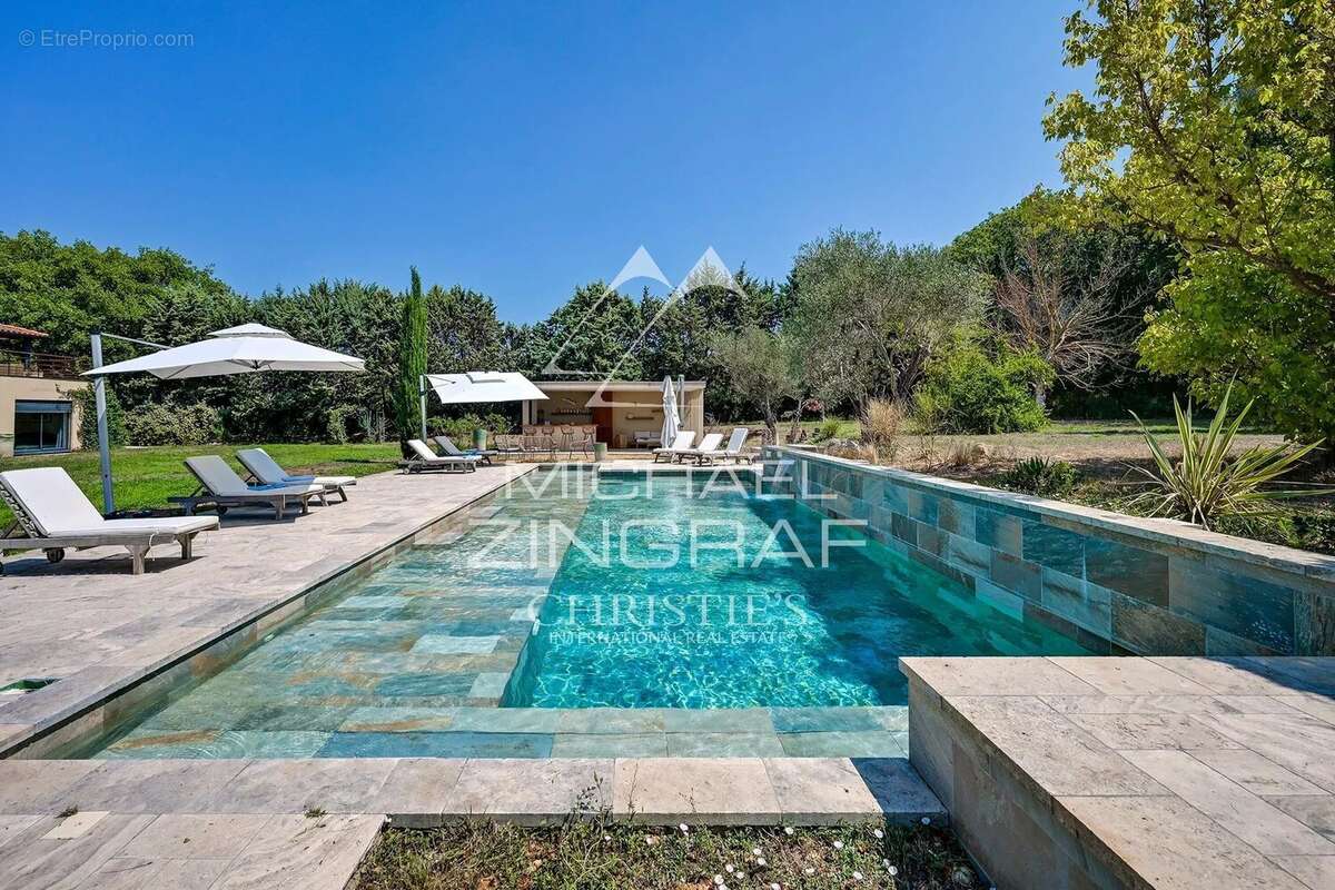 À quelques minutes du cœur d'Aix-en-Provence – Propriété d'exception de 12 pièces de 650 m² sur 1,2 hectares - photo 26