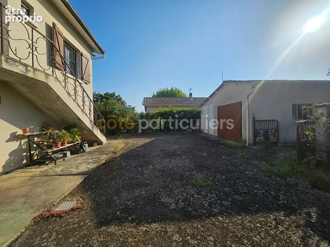 Maison  sur deux niveaux avec garages et jardin. - photo 17
