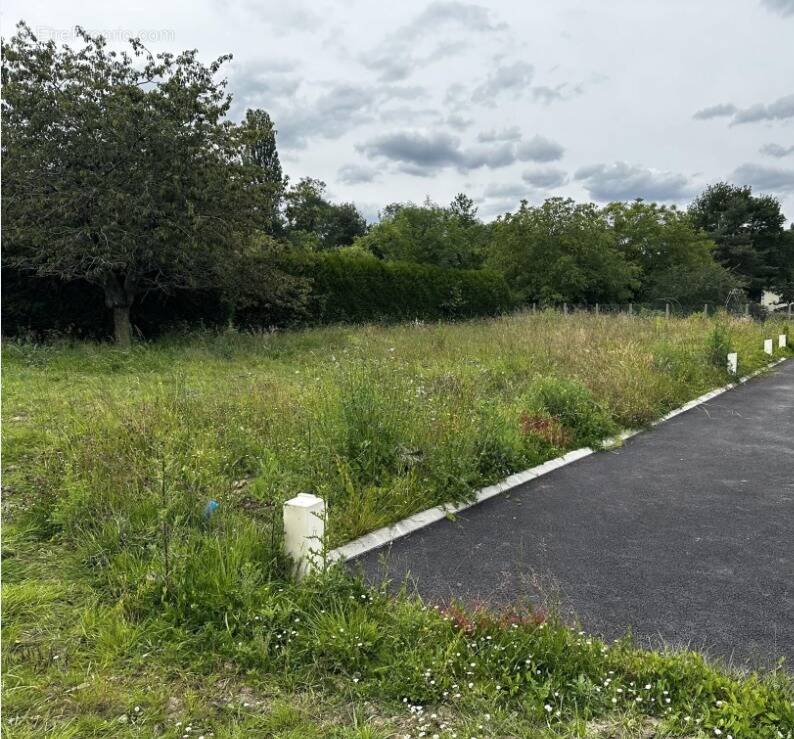 Terrain à LES CLAYES-SOUS-BOIS