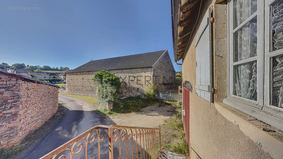 Maison à OZENAY