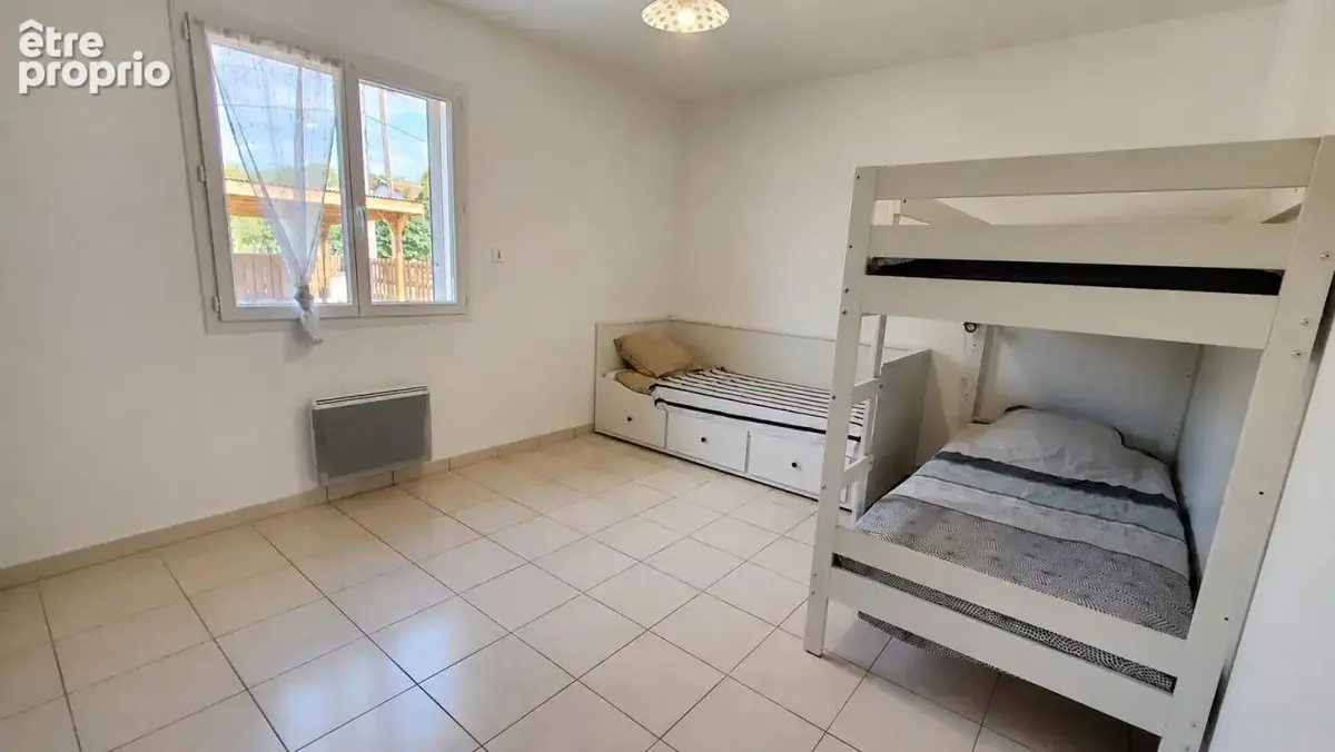 – Maison récente À Vendre avec piscine, photovoltaïque et terrain plat de 1 040 m² - photo 10